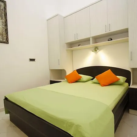 Story アパート マカルスカ