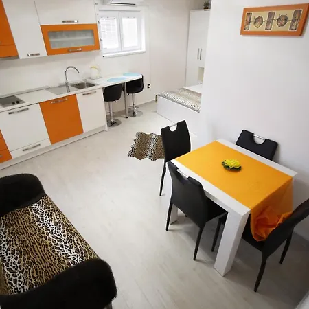 Story アパート マカルスカ